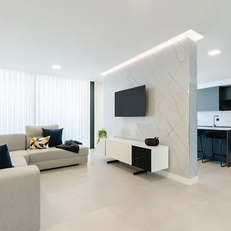 Lunarenzo Seaview, Pool, Ac, Parking فيلة