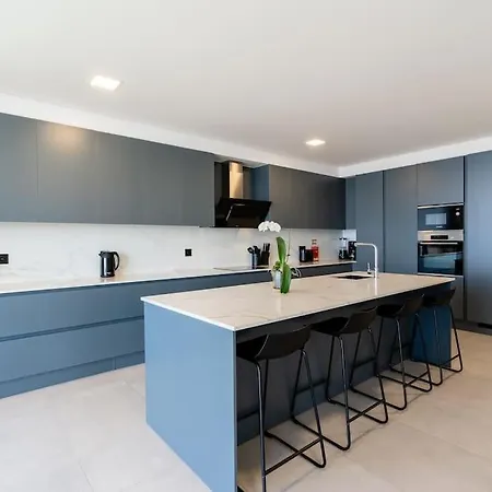 Lunarenzo Seaview, Pool, Ac, Parking كالهيتا